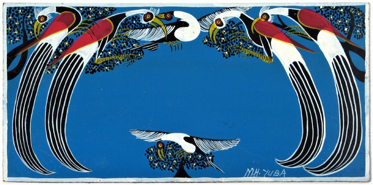 Przykład malarstwa Tinga Tinga. Kompozycja składa się z ptaków na mocnym, niebieskim tle. U dołu siedzący na drzewie mały ptak z rozpostartymi skrzydłami zdominowany przez większe ptaki siedzące na obfitych gałęziach u góry obrazu. Pięć ptaków u góry okala ptaka u dołu długimi ogonami.
