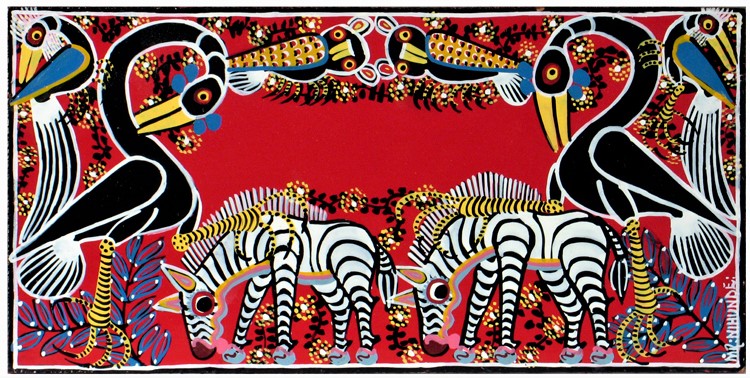 Przykład malarstwa Tinga Tinga. Na czerwonym tle widzimy harmonijnie ustawione zwierzęta, układają się wręcz we wzór. Kompozycja ułożona została z dwóch zebr otoczonych ptakami oraz roślinami.