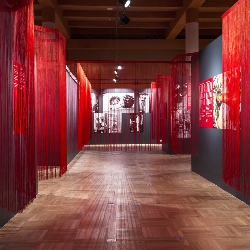 Ogólny widok części wystawy poświęconej erotyce w związku oraz obyczajowości węgierskiej. Zasłony po obu stronach korytarza w kolorze czerwonym, wykonane ze sznurków, kolorem nawiązują do tematu tej części wystawy, zaś formą do modnych i lubianych w państwach socjalistycznych zasłonek na drzwi wykonanych z kolorowych plastikowych pasków.