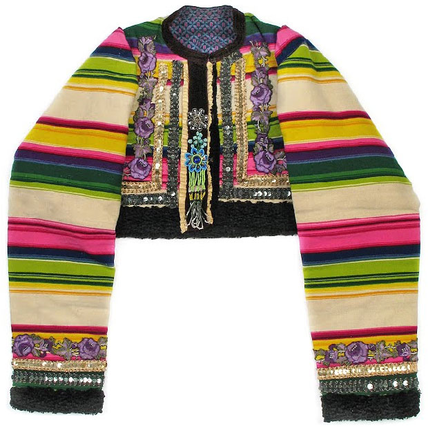 Kaftan, czyli kobiece okrycie wierzchnie do stroju świątecznego. Kaftan jest wełniany, z długimi rękawami w kolorowe pasy, ozdobiony haftem i aplikacjami z cekinów.