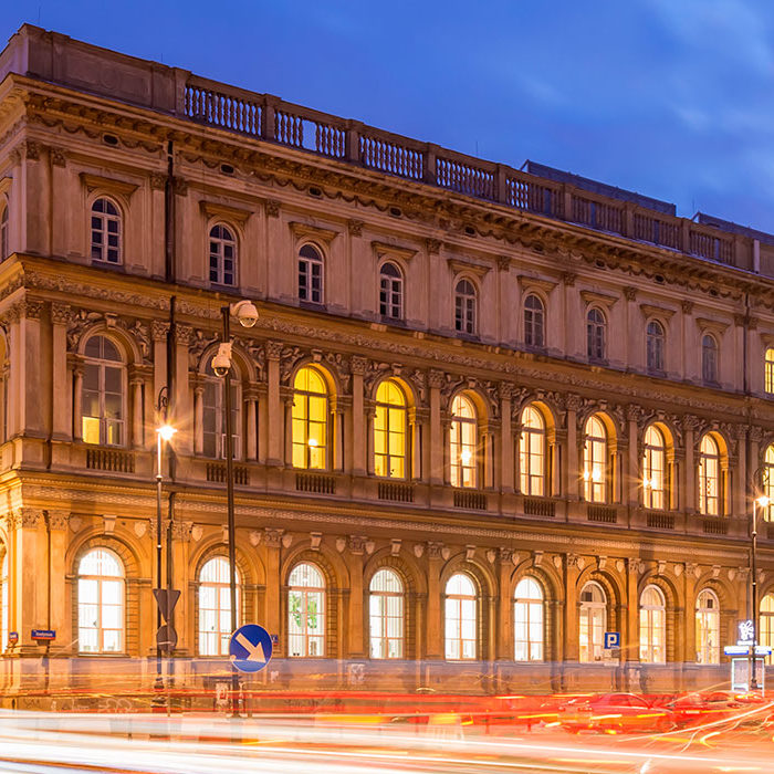 Zdjęcie fasady budynku nocą. Klikając w ten link można przeczytać więcej o czasowym zamknięciu Muzeum.