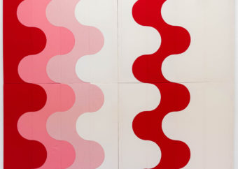 Na obrazie wykonanym z tkaniny widoczne pionowe grube faliste linie w kolorach: czerwonym, różowym, liliowym, białym.