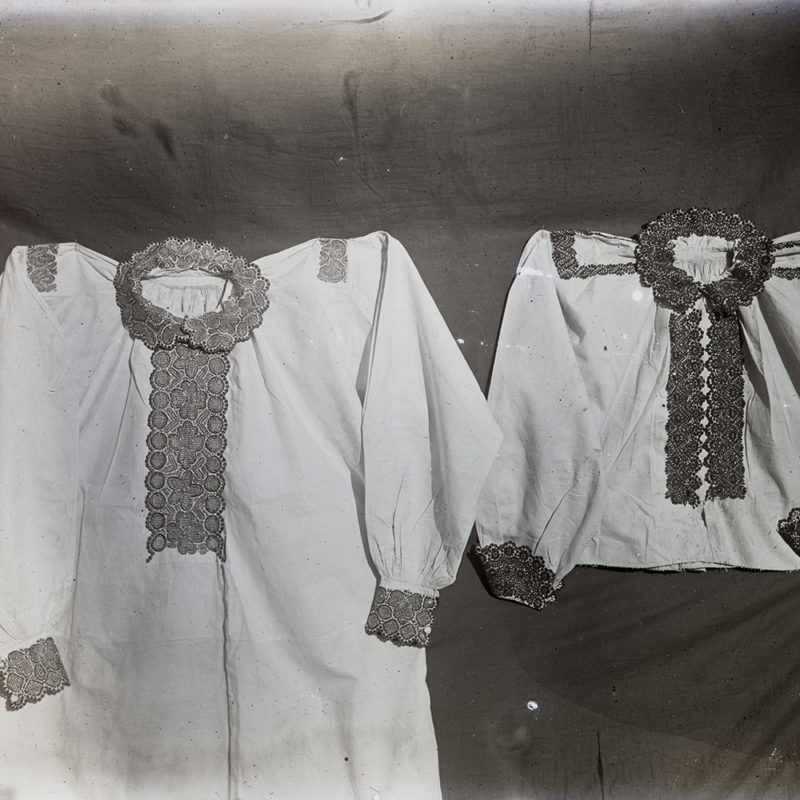 Strój. Koszule Lachów Sądeckich_Arch. PME N.4066_6. Dwie białe koszule Lachów Sądeckich haftowane ciemną nicią przy mankiecie, kołnierzyku i gorsie