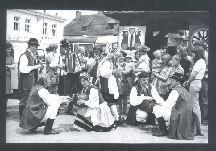 Czarno-białe zdjęcie przedstawiające śpiewaków ludowych i uczestników Festiwalu Kapel Ludowych w Kazimierzu w 1972 roku.