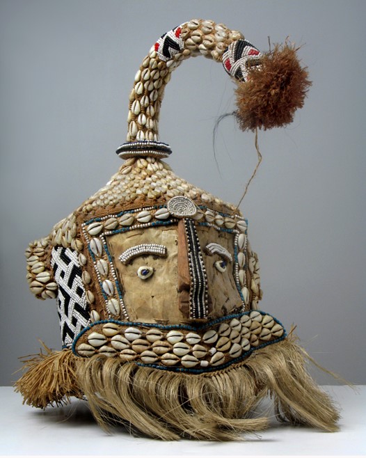 Maska hełmowa królewska afrykańska ze skóry, ozdobiona koralikami, muszelkami kauri, wykonana ze skóry i rafii.