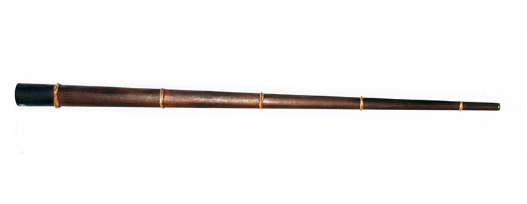 Instrument zwany bazuną, będący długą tubą wykonaną z drewna.