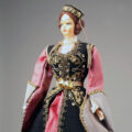 Zdjęcie lalki księżniczki ze zbiorów muzeum. Klikając tutaj można przeczytać blog o sukniach.