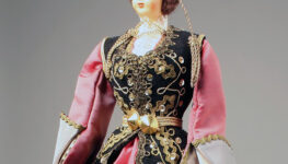 Zdjęcie lalki księżniczki ze zbiorów muzeum. Klikając tutaj można przeczytać blog o sukniach.