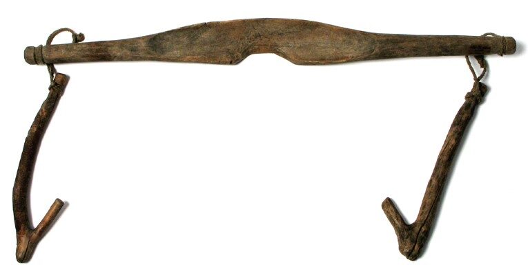 Nosidła do noszenia wody drewniane, profilowane, z uchwytami- kulkami zawieszonymi na sznurkach