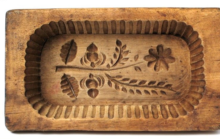 Drewniana foremka do masła z rzeźbiarskim ornamentem kwiatowym, pochodzenie nieznane, wyk. przed 1939 r. Fot. E. Koprowski