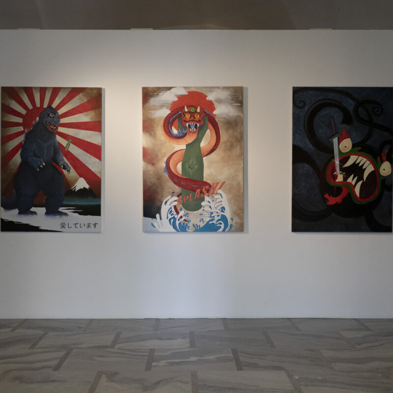 Zdjęcie trzech obrazów. Na każdym z nich jest japoński potwór namalowany w konwencji komiksowej.