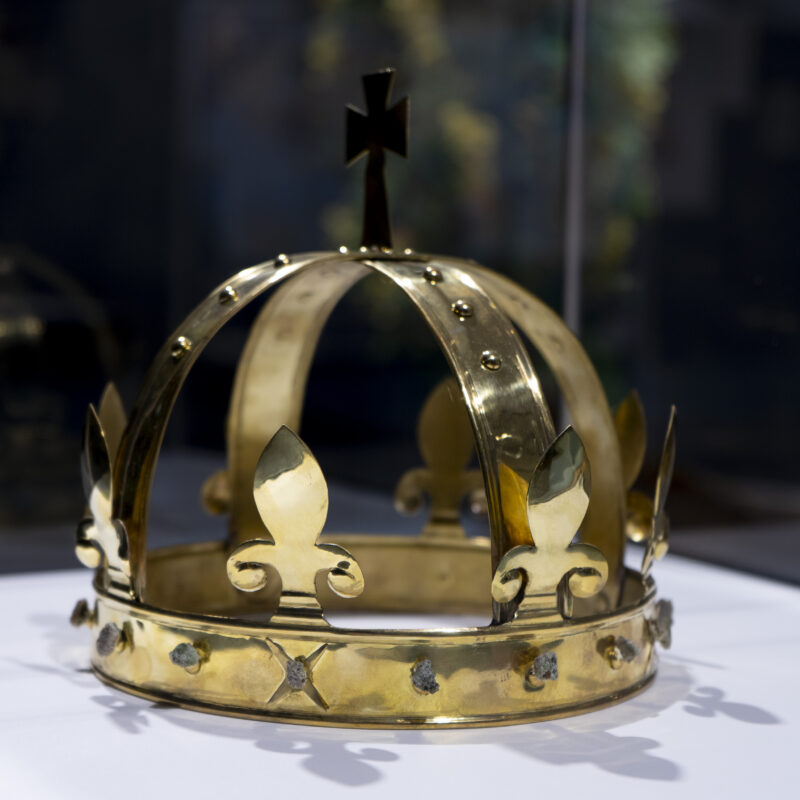 Zdjęcie jednego z eksponatów wystawy - złota korona.
