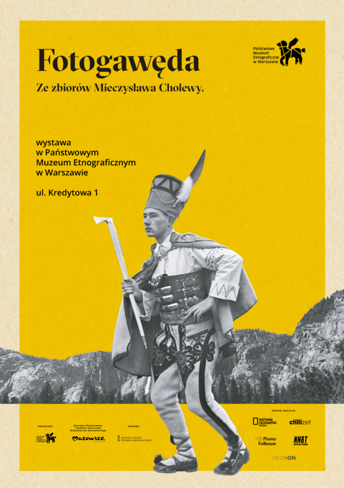 Plakat do wystawy Fotogawęda. Zbiory Mieczysława Cholewy. Na niej jest góral w tradycyjnym stroju na tle gór.