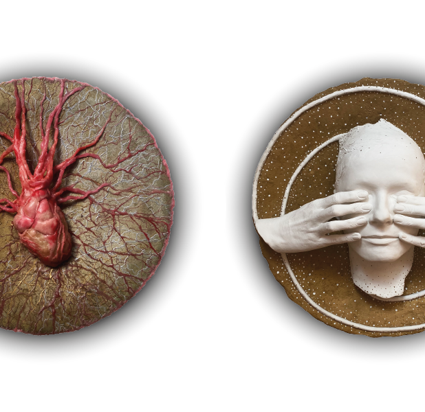 Dwa obiekty z wystawy Życiodajne Tchnienie; po lewej stronie nawiązujący do serca wraz z układem krwionośnym, po prawej twarz dotykana przez dwie dłonie