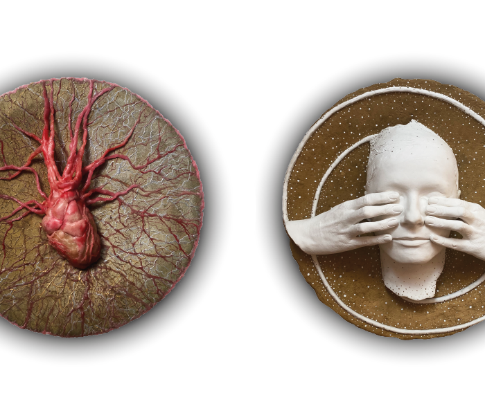 Dwa obiekty z wystawy Życiodajne Tchnienie; po lewej stronie nawiązujący do serca wraz z układem krwionośnym, po prawej twarz dotykana przez dwie dłonie