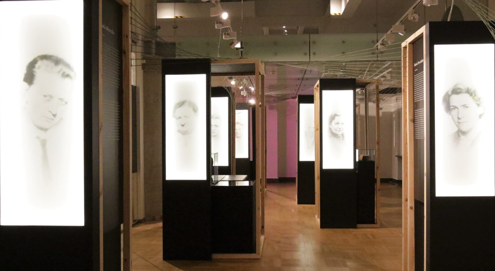 Na zdjęciu czarne kubiki z portretami kobiet. Widok z wystawy "Etnografki, antropolożki, profesorki"
