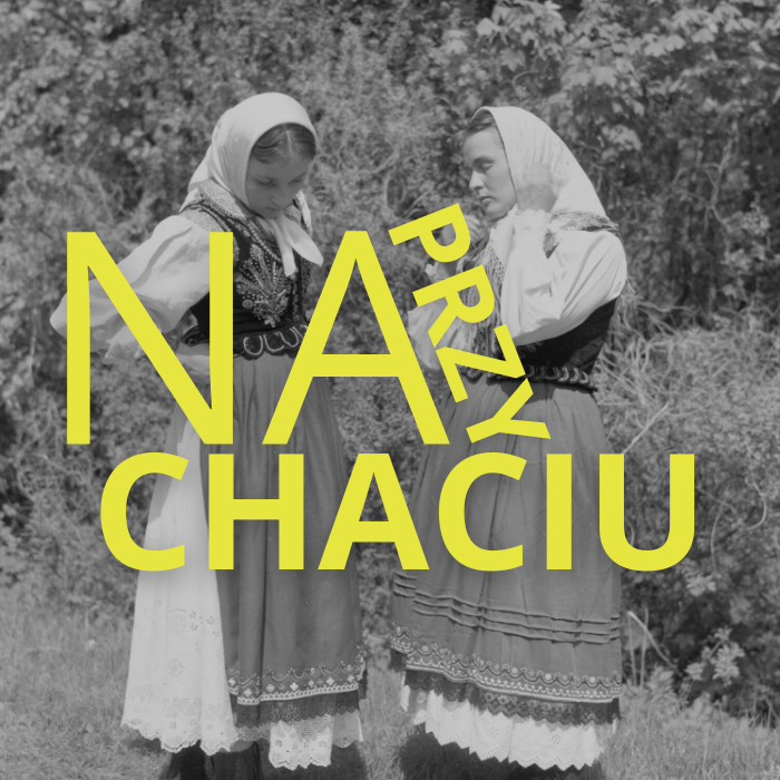 Na zdjęciu napis Na przychaciu w tle czarono białe zdjęcie przedstawiające dwie kobiety w tradycyjnych strojach