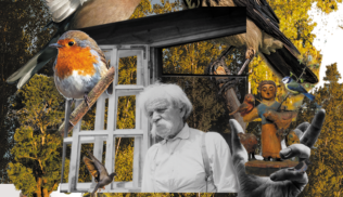Grafika z tytułem wystawy. Kolaż zdjęć. W centrum czarno-biała fotografia Leona Kudły, który spogląda przez okno. Wokół ptaki, drzewa, architektura Powiśla. Między nimi drewniane rzeźby artysty.
