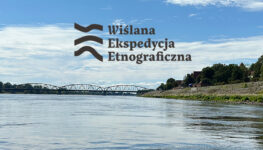Na zdjęciu rzeka Wisła, nad wodą logotyp z napisem Wiślana Ekspedycja Etnograficzna