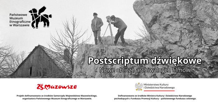 Ekipa filmowa podczas realizacji filmu w miejscowości Chałupki, fotografia autorstwa Urszuli Bojar (Gmachowskiej), 1970 r. Dwóch mężczyzn w czapkach, długich spodniach i kurtkach, stoi na skałce powyżej wiejskiej, drewnianej chaty otoczonej niewysokimi drzewami bez liści. Jeden z nich pochyla się do obiektywu kamery, ustawionej na trójnożnym statywie.