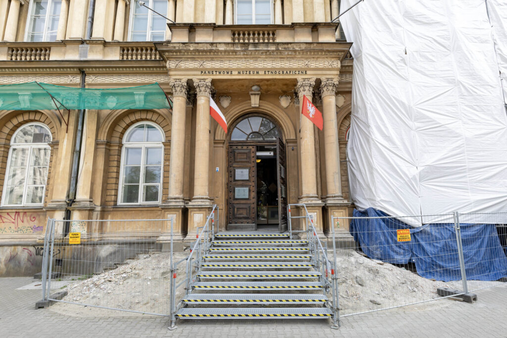 Główne wejście do Państwowego Muzeum Etnograficznego z zamontowanymi tymczasowymi, metalowymi schodami z poręczami po obu stronach.