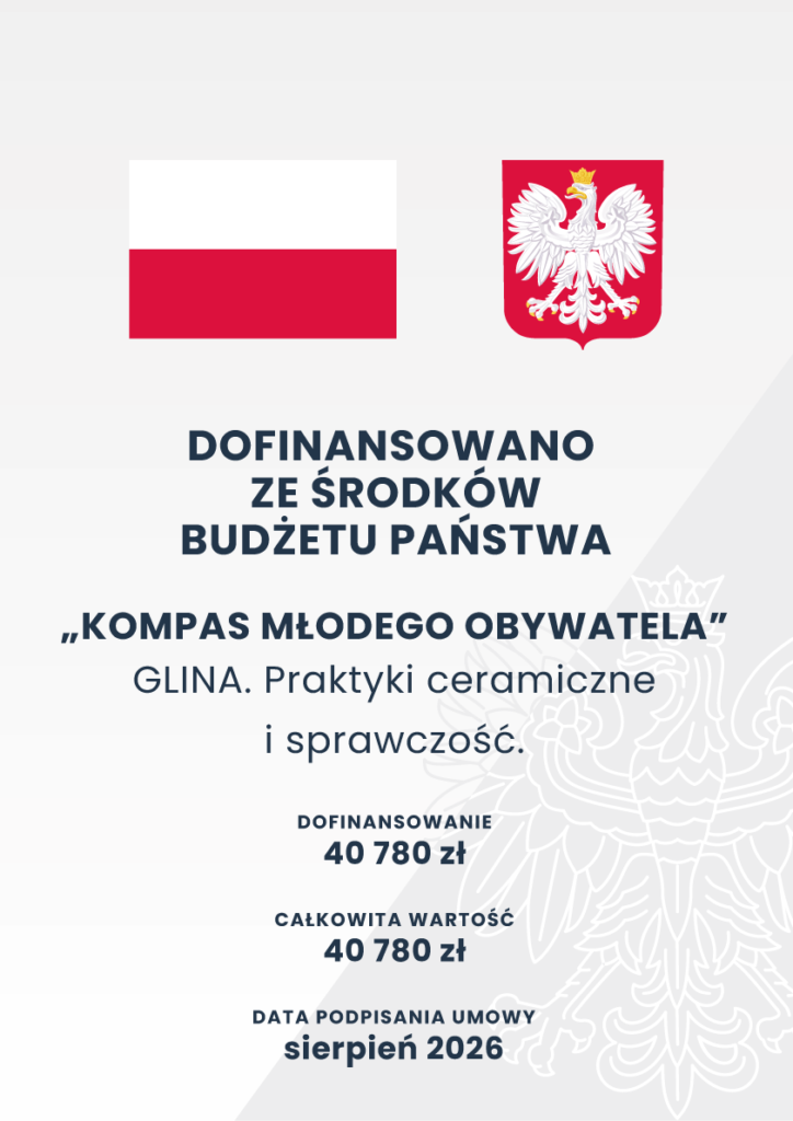 Pionowa tablica informacyjna na jasnoszarym tle z subtelnym konturem orła białego w tle. U góry po lewej flaga Polski, po prawej godło Rzeczypospolitej Polskiej. Tekst: Dofinansowano ze środków budżetu państwa. „Kompas Młodego Obywatela”. GLINA. Praktyki ceramiczne i sprawczość. Dofinansowanie: 40 780 zł, całkowita wartość: 40 780 zł. Data podpisania umowy: sierpień 2026.